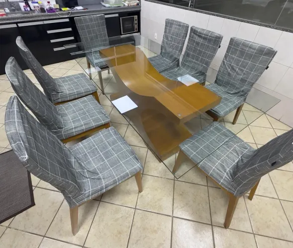 Mesa de jantar com 8 cadeiras