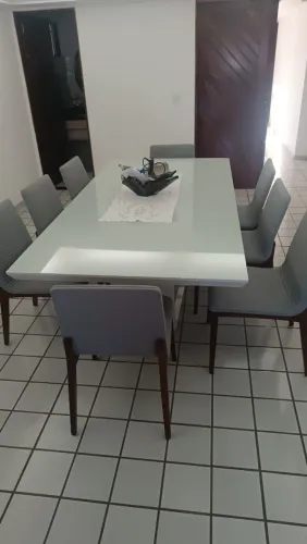 08 cadeiras de sala em madeira USADAS