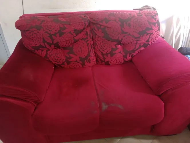 Vendo sofá 2 lugares e uma cadeira de balanço 