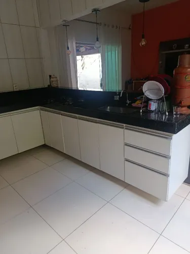 Armário planejado com bancada em granito