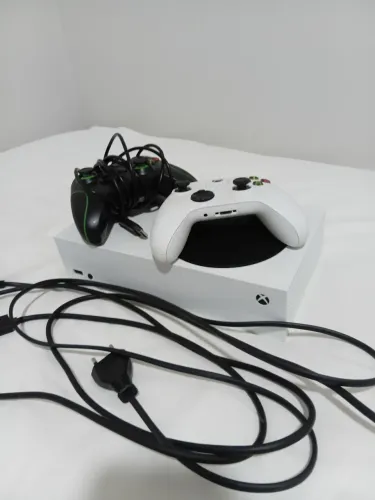 Xbox séries S + dois controles + fios