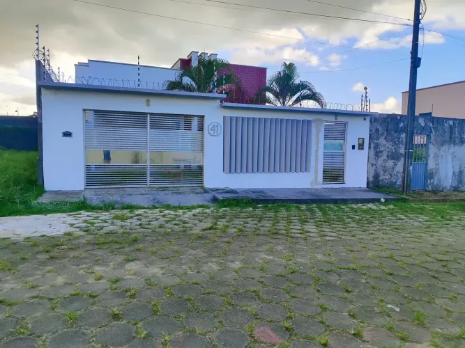 Casa em dois pavimentos para venda com 3 quartos em Centro - Bragança - PA