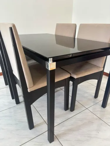 Mesa de vidro com 4 cadeiras grandes e resistentes