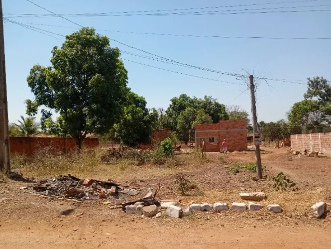 Lote grande, já murado de um lado , asfalto na frente..450 m2