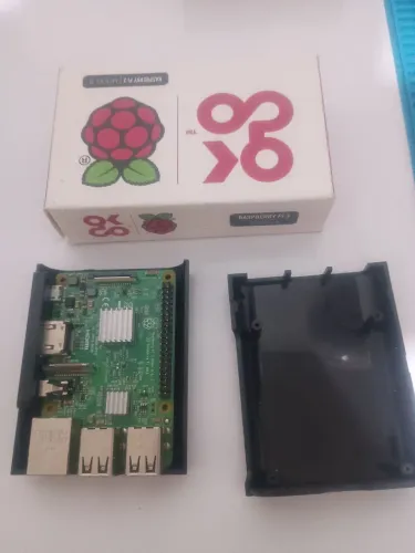 Raspberry Pi 3 Model B | Com Dissipadores | Na Caixa | Com Case
