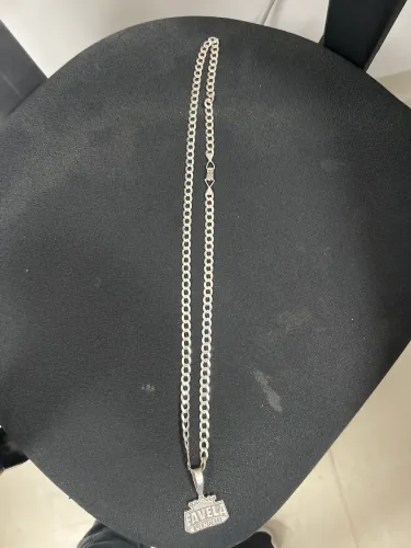 Vende-se volta de prata 83 cm e 9mm, com pingente escrito favela venceu!