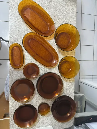 Conjunto de louças de vidro âmbar 27 pecas