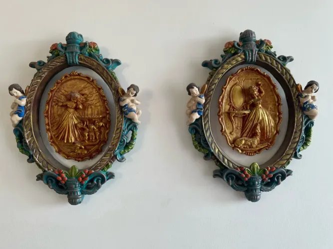 Par de Placas Decorativas de Parede Vintage - Estilo Barroco / Camafeu