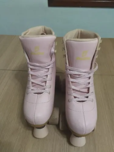 Lindo patins Rosa em couro, pouquíssimo usado.