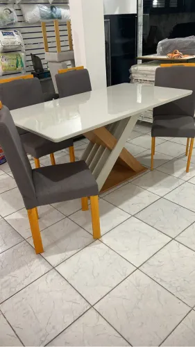 Mesa Kappesberg medindo 160X90 mais 4 cadeiras em madeira 