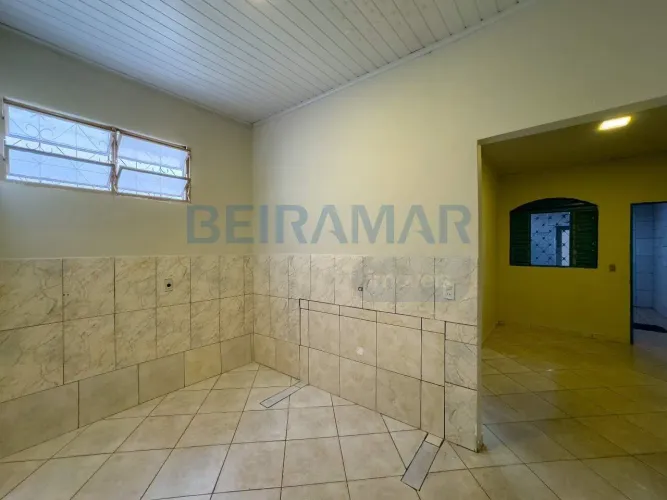 Casa de 5 Quartos, 2 Banheiros, 1 Vaga de Garagem, 2 Áreas de Serviços para alugar na QNO