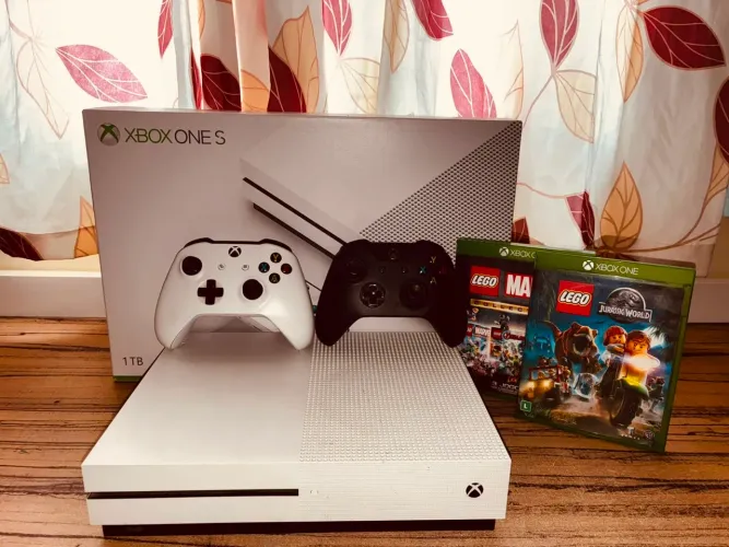 Xbox One S 1TB em excelente estado de conservação, funcionando perfeitamente.