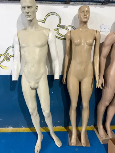2 Manequins - Masculino e Feminino