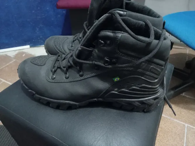 Bota Motors cano alto MacBoot Hades 02 preto emborrachado 
