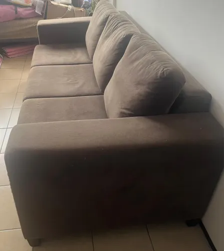 SOFÁ DE TRÊS LUGARES COR MARROM