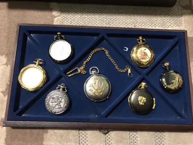 Coleção De Relógios De Bolso Com Móvel Coleção Relógios Históricos.