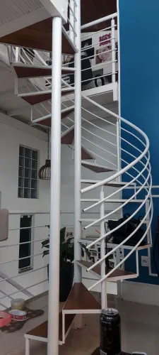 Escada Caracol com patamar em madeira