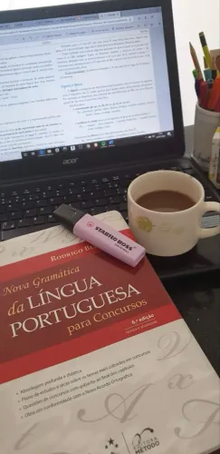 Professora de português, espanhol, inglês, literatura, história etc