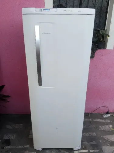 Geladeira Eletrolux Frost Free 310 litros gelando muito bem