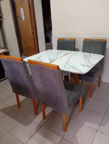 Mesa com 4 cadeiras