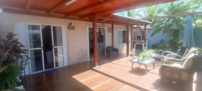 Casa e kitnetes confortáveis em Praia de Leste para diárias