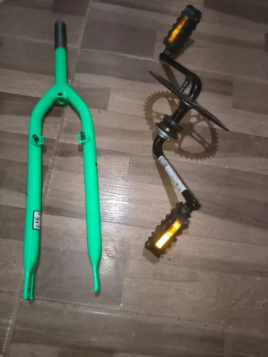 Vendo garfo rígido e pedivela monobloco. 