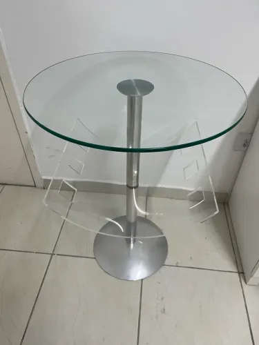 Mesa lateral com revisteiro