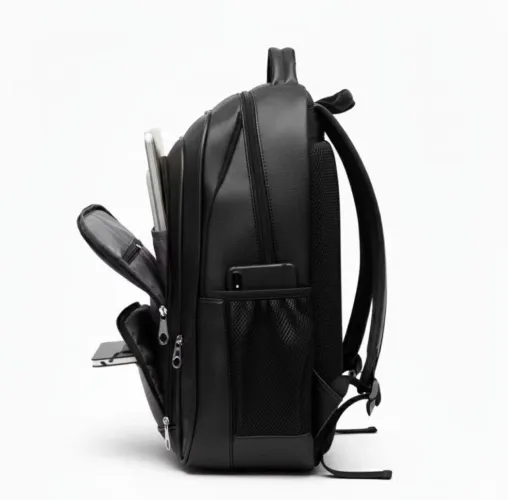 Mochila de Couro média Preta, com Bolso para Notebook