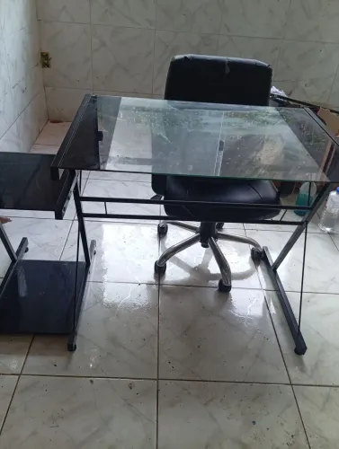 Mesa e cadeira para escritório.