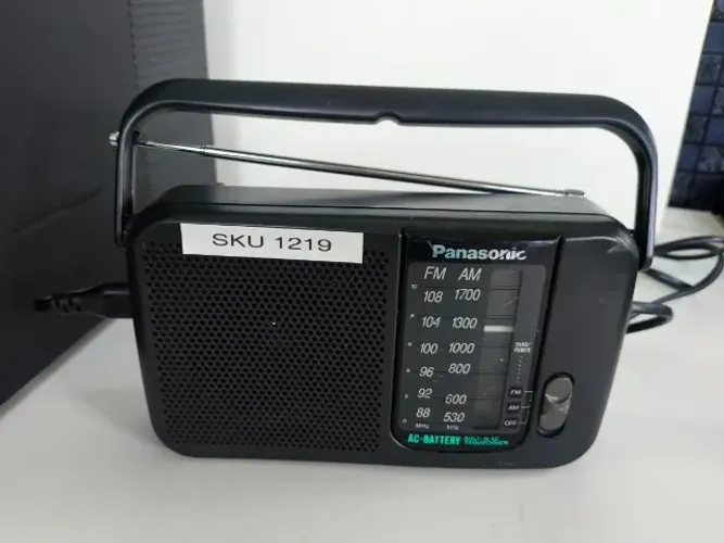 Antigo Rádio portátil Panasonic RF 544 com detalhes