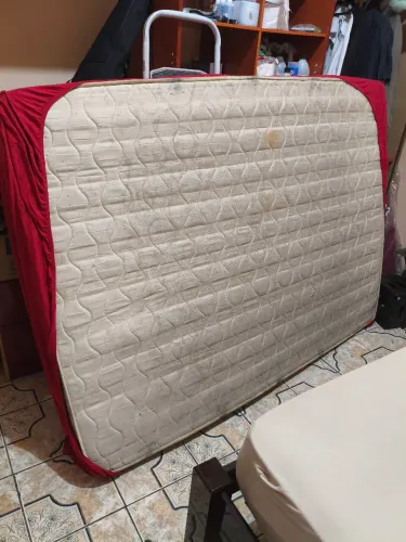 Cama de solteiro com colchão e mais um colchão de casal