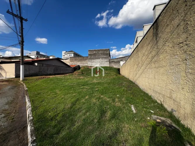 Terreno com leve aclive e área de 294,00m² no condomínio Jardim de Alah em Taubaté.