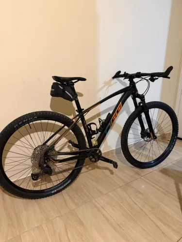 BICICLETA A29 OGGI BIGWHEEL 7.2 DEORE 11V 2022 T-17 PRETO/VERDE/LARANJA