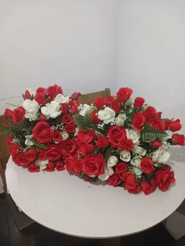 Vendo 2 boques de rosas vermelhas com branca, artificial ,aramado