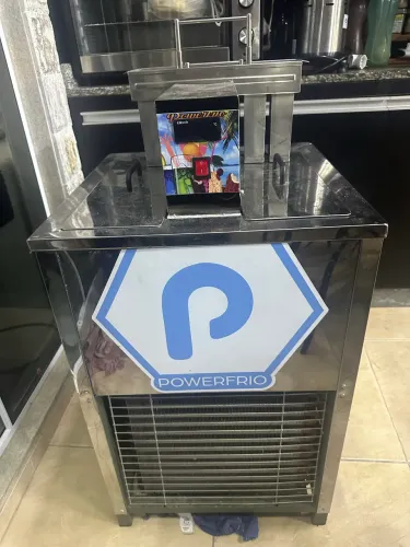 Vendo ou troco máquina de fazer gelo saborizado e picolé