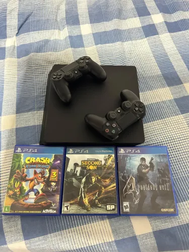 Vendo PlayStation 4, dois controles originais e de um téra