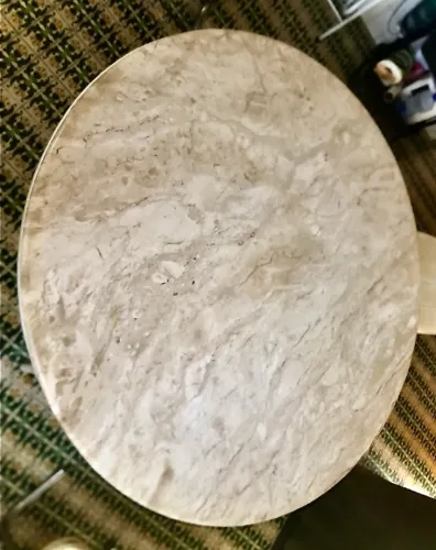 mesa em mármore travertino com base
