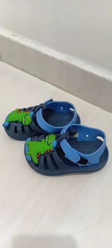 Sandália dinossauro tamanho 19/20