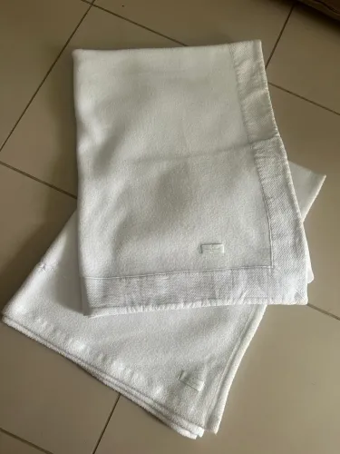 Kit com 2 mantas/cobertor branco Laura Ashley