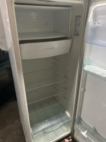 Vende se geladeira 