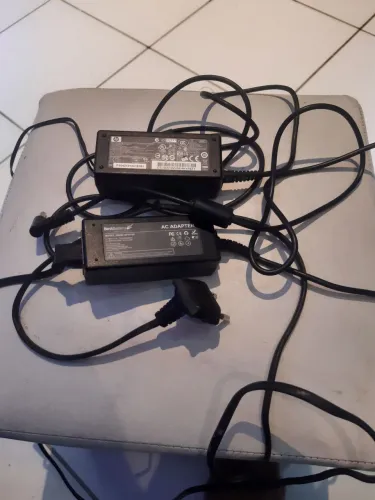 Os dois Carregador de notebook por 80 reais