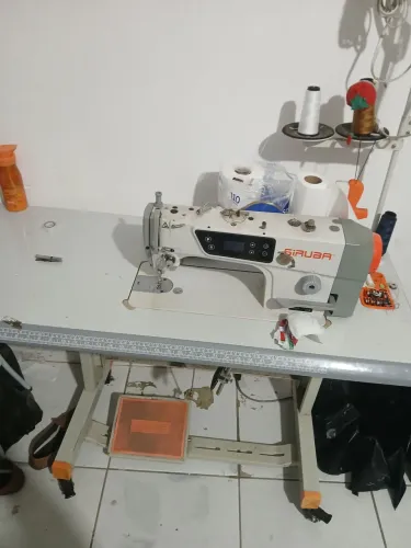 2 máquinas de Costura elétricas