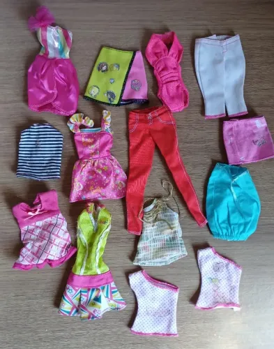 Lote de roupas de barbie 36 peças