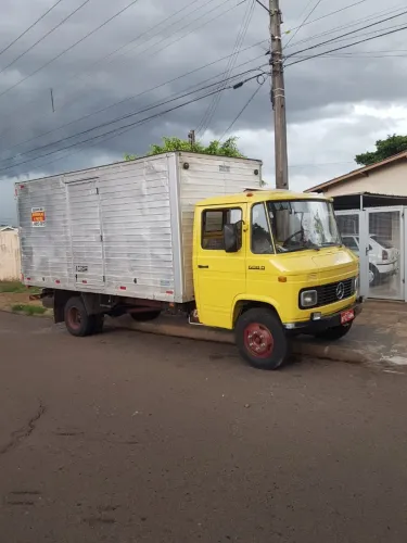 Faço frete  mudança média região de Londrina *  temos ajudante  a combinar 