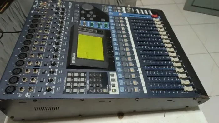 Yamaha 01V96 + Behringer ADA 8200