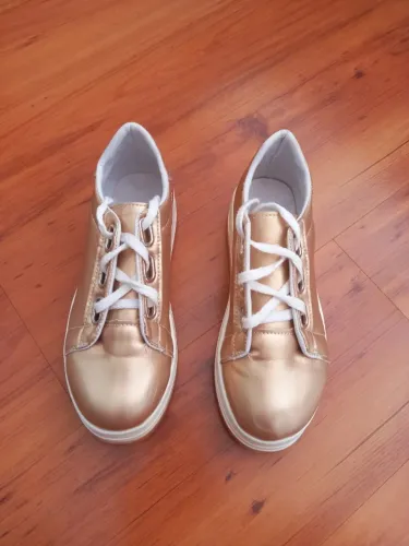 Tênis moderno dourado/branco - Tamanho 36 (perfeito estado)