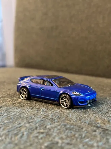 Porsche Panamera azul Hotwheels