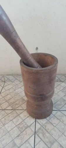 Pilão em madeira maciça 39 cm de altura 
