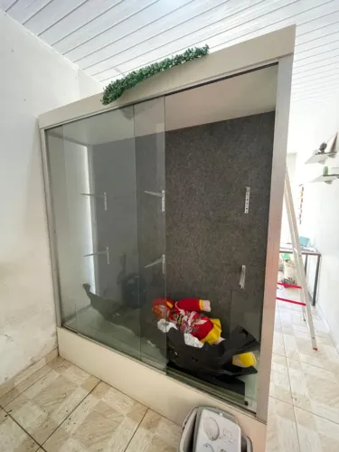 VITRINE 210CM COM PRATELEIRAS DE VIDRO
