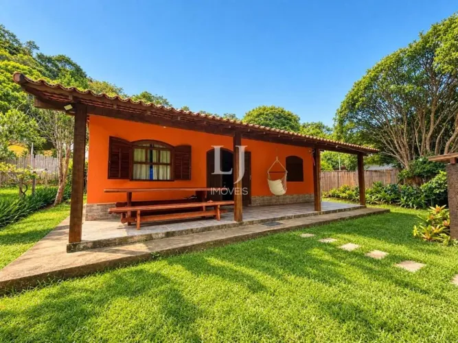 Casa à venda no Vale das Videiras, com 03 dormitórios, 250 m² por R$ 680.000 - Petrópolis/